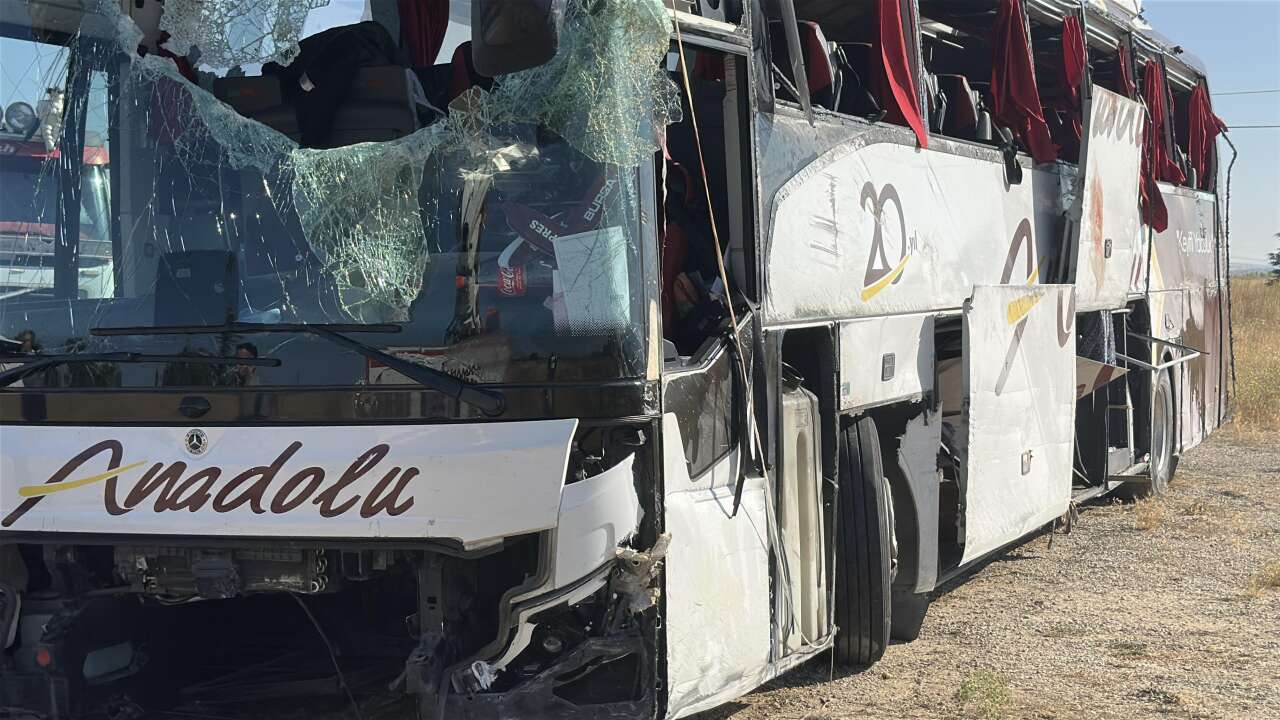 Bariyerlere çarpan yolcu otobüsü devrildi! 31 yaralı var 5